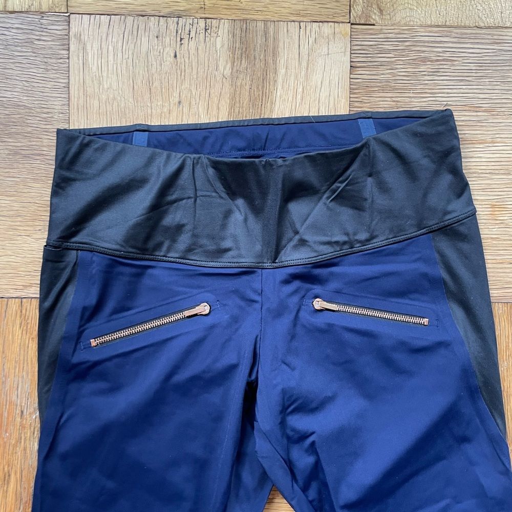 Aday Throw & Roll Workout/Athleisure Leggings Xs Navy/Black Euc — image 3 of 8